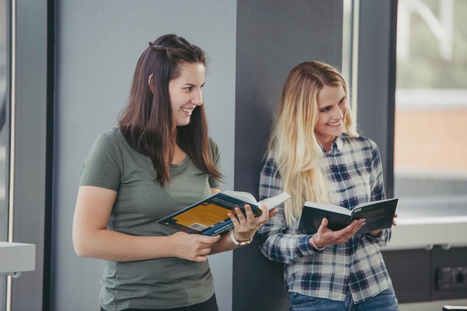 Bureau avec documents d'analyse financière et ordinateur portable