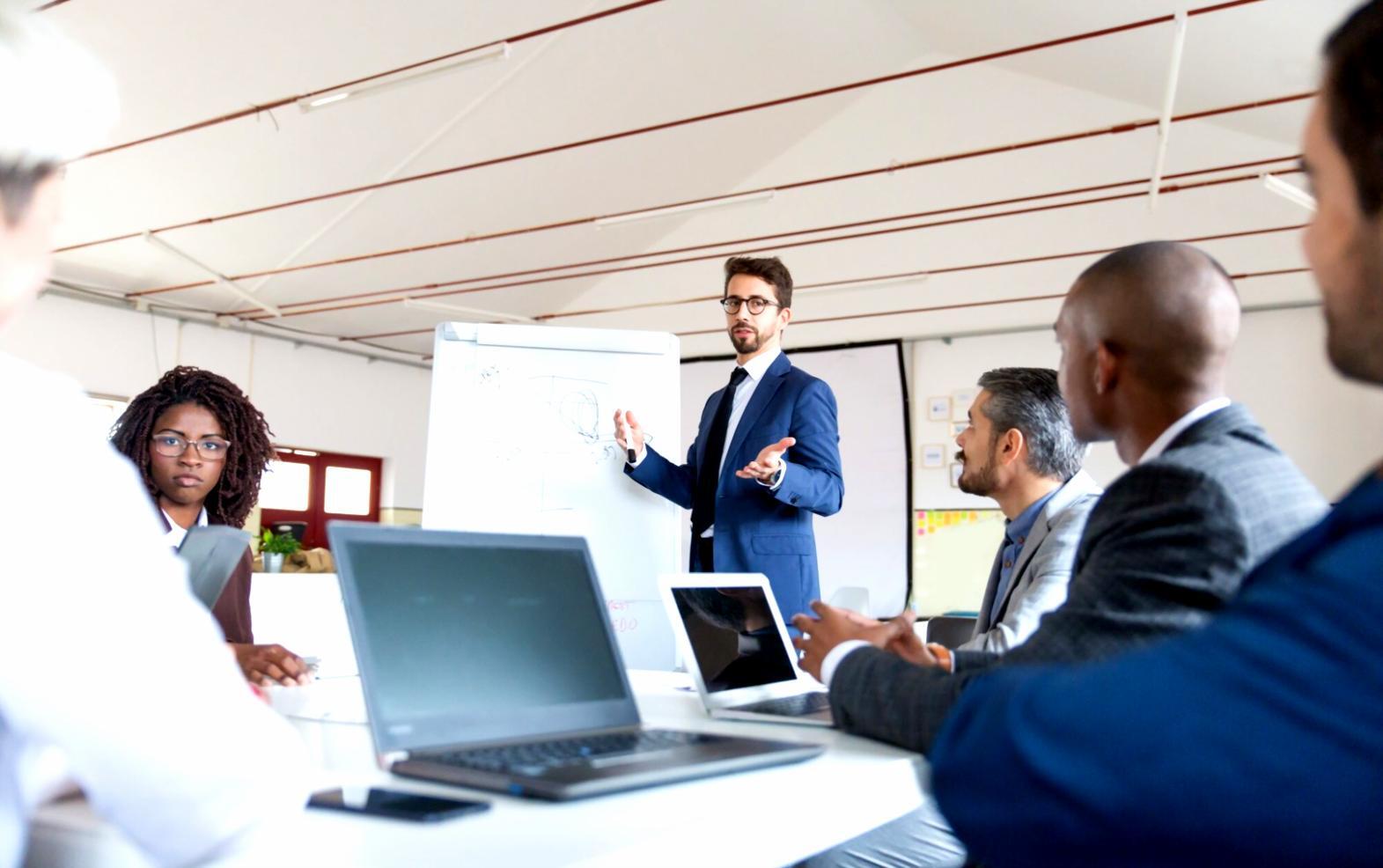 Espace de formation avec tableaux financiers