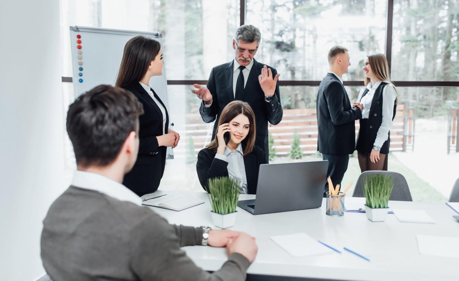 Graphiques financiers et ratios sur tableau de bord